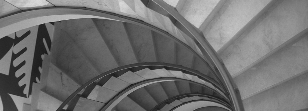 Imagen de una escalera mirada desde arriba.